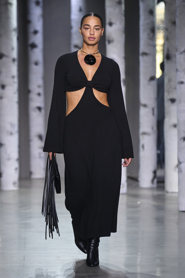 من مجموعة مايكل كورس لموسم خريف وشتاء 2023