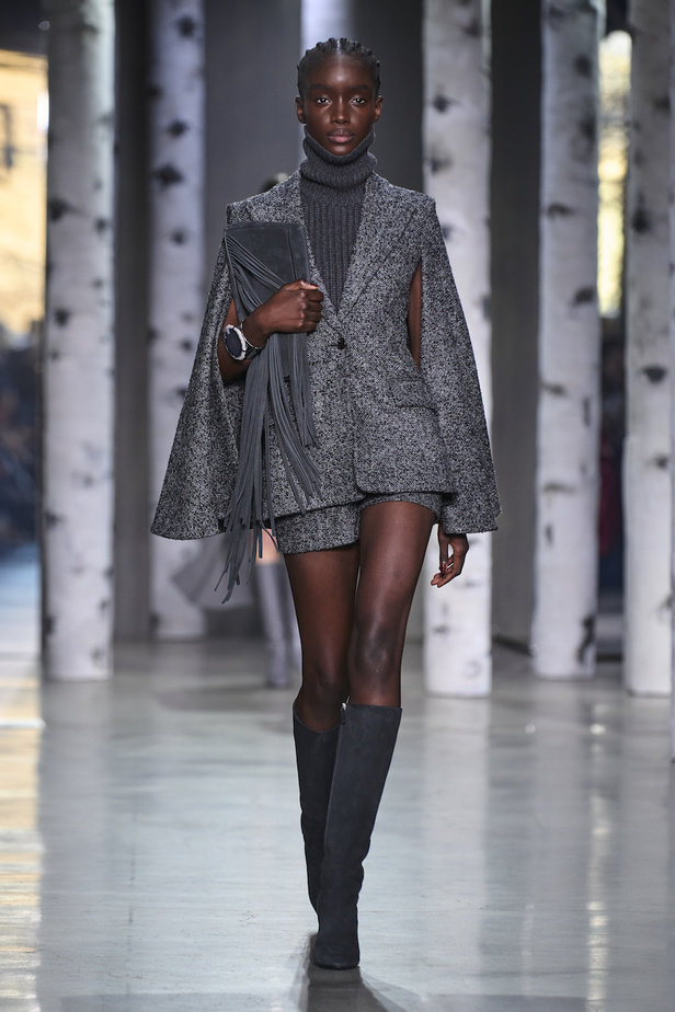 من مجموعة مايكل كورس لموسم خريف وشتاء 2023