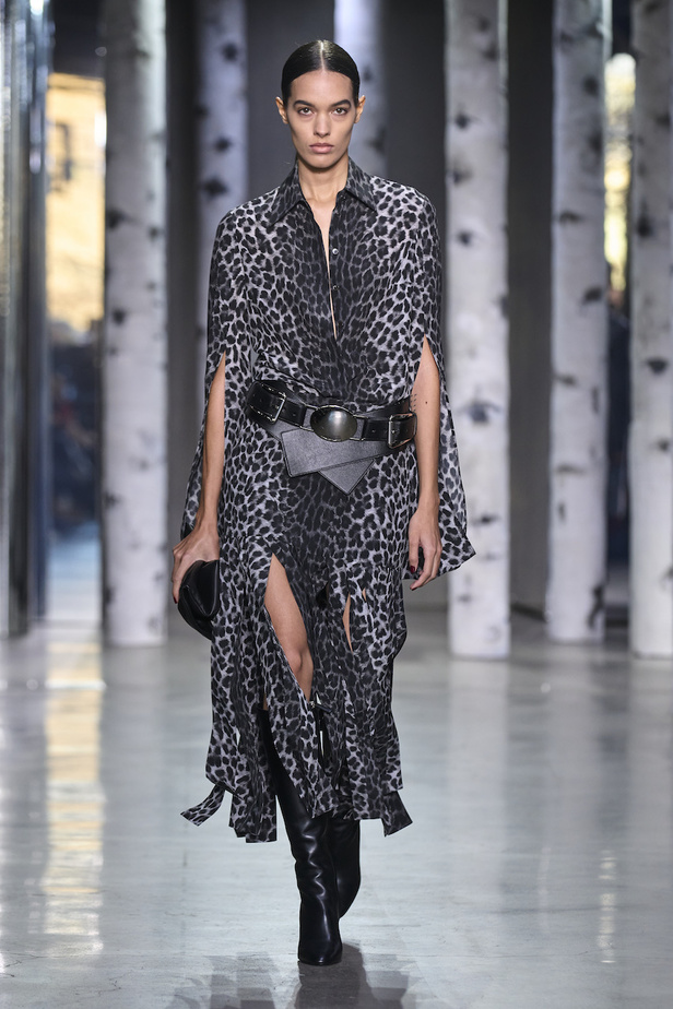 من مجموعة مايكل كورس لموسم خريف وشتاء 2023