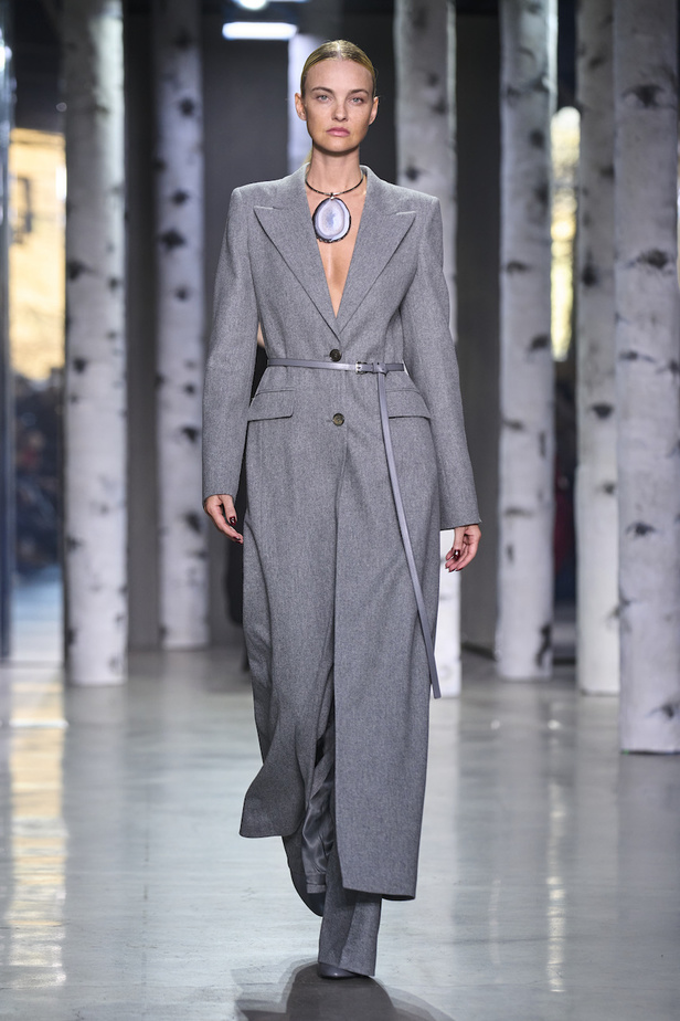 من مجموعة مايكل كورس لموسم خريف وشتاء 2023