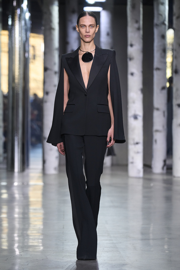 من مجموعة مايكل كورس لموسم خريف وشتاء 2023