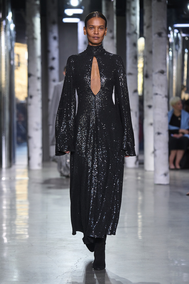 من مجموعة مايكل كورس لموسم خريف وشتاء 2023