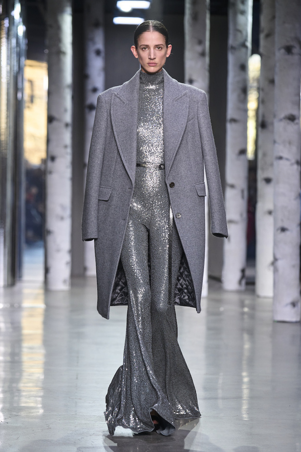 من مجموعة مايكل كورس لموسم خريف وشتاء 2023