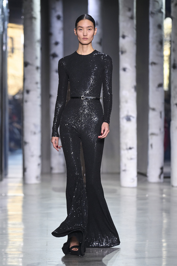 من مجموعة مايكل كورس لموسم خريف وشتاء 2023