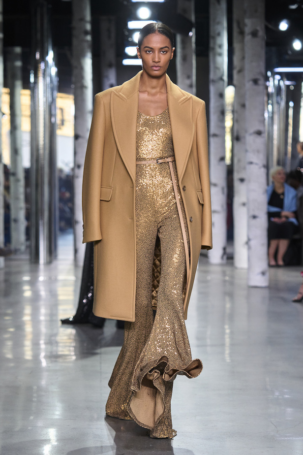 من مجموعة مايكل كورس لموسم خريف وشتاء 2023