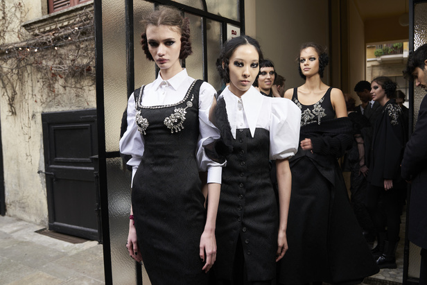 أنطونيو ماراس يقدم مجموعة ضخمة فيها تفاصيل رومانسية غامضة