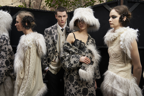 أنطونيو ماراس يقدم مجموعة ضخمة فيها تفاصيل رومانسية غامضة