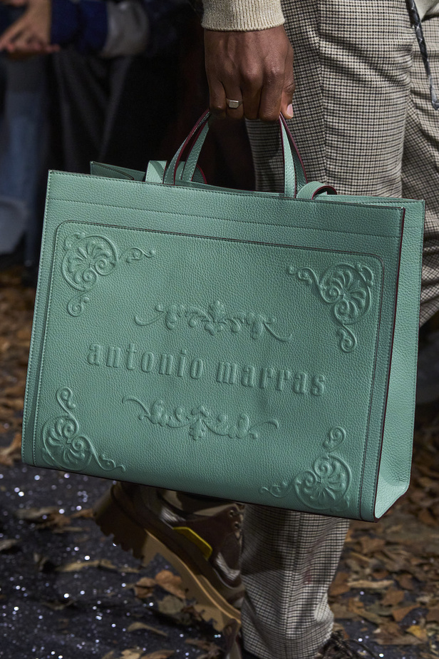 أنطونيو ماراس يقدم مجموعة ضخمة فيها تفاصيل رومانسية غامضة