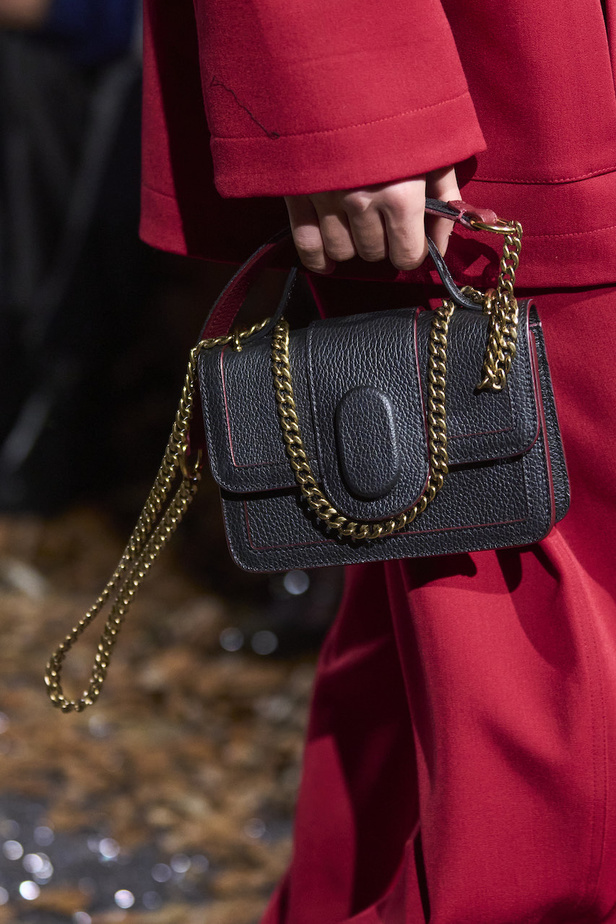 أنطونيو ماراس يقدم مجموعة ضخمة فيها تفاصيل رومانسية غامضة