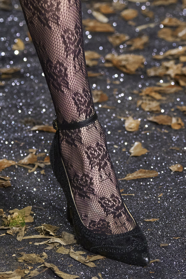 أنطونيو ماراس يقدم مجموعة ضخمة فيها تفاصيل رومانسية غامضة