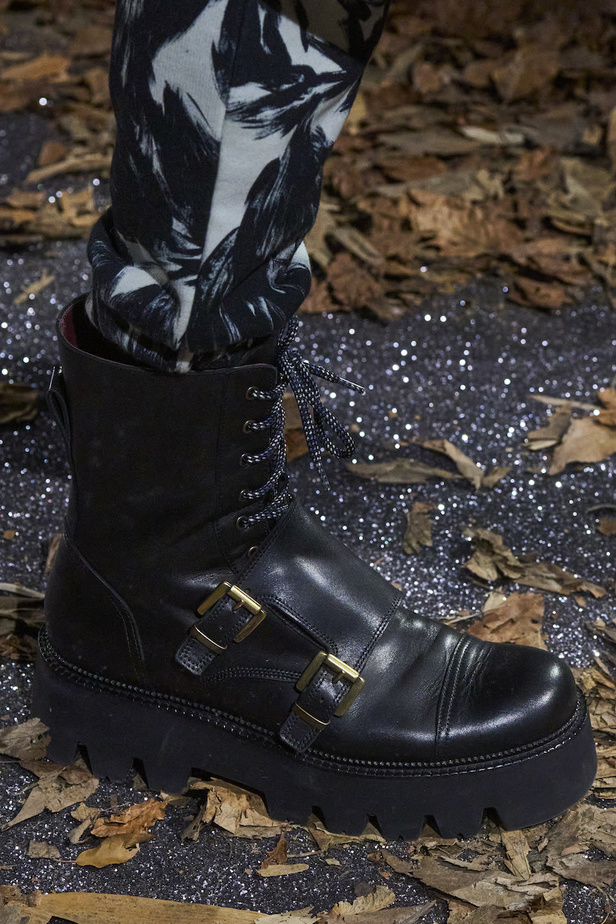 أنطونيو ماراس يقدم مجموعة ضخمة فيها تفاصيل رومانسية غامضة