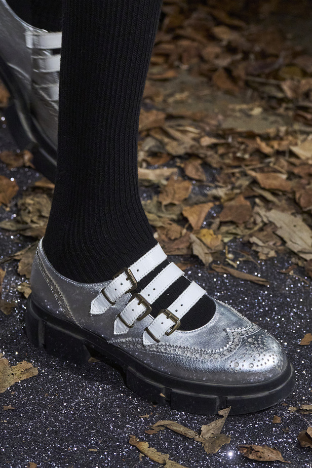 أنطونيو ماراس يقدم مجموعة ضخمة فيها تفاصيل رومانسية غامضة