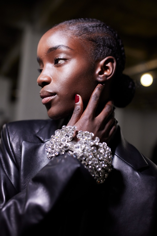 اكسسوارات من مجموعة براندون ماكسويل لخريف وشتاء 2023-2024