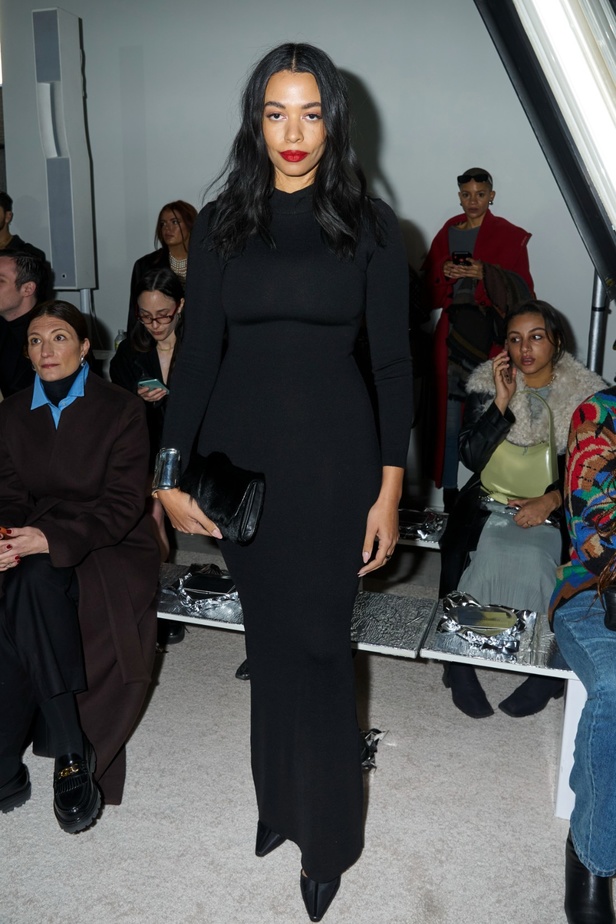 مشاهير الصف الأمامي خلال عرض مجموعة براندون ماكسويل لخريف وشتاء 2023-2024