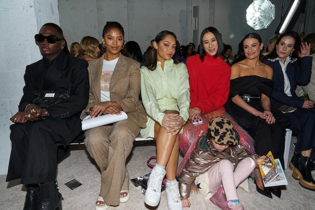 مشاهير الصف الأمامي خلال عرض مجموعة براندون ماكسويل لخريف وشتاء 2023-2024