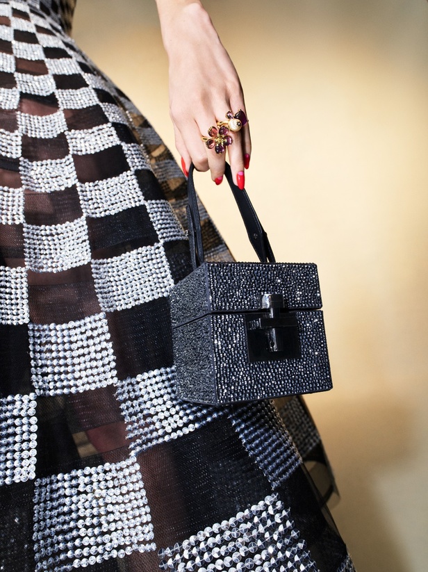 مجموعة أوسكار دي لا رنتا لخريف 2023 تعكس رؤية الدار وإبداعها 