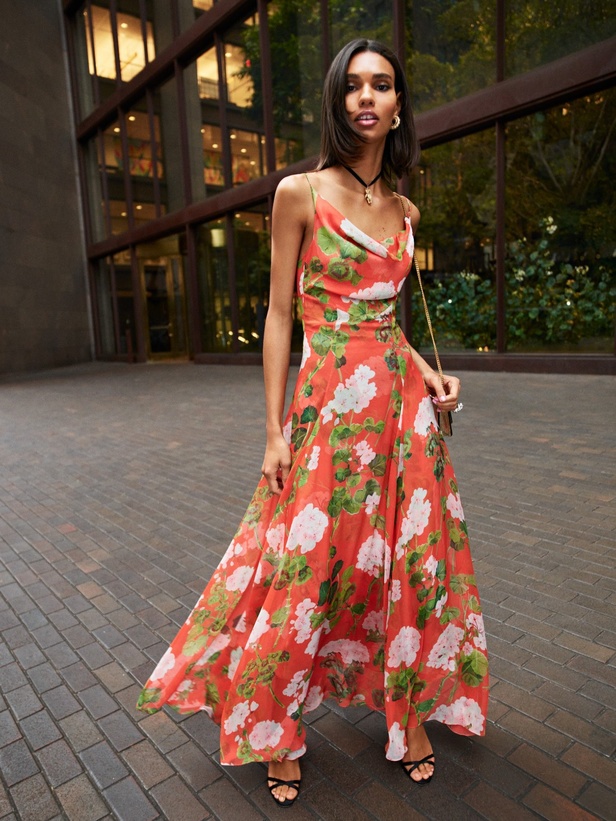 مجموعة أوسكار دي لا رنتا لخريف 2023 تعكس رؤية الدار وإبداعها 