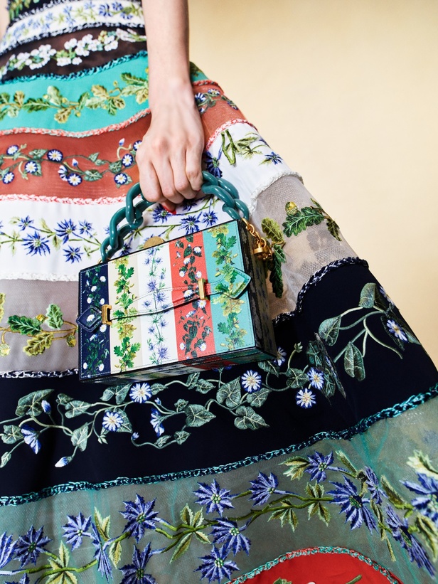 مجموعة أوسكار دي لا رنتا لخريف 2023 تعكس رؤية الدار وإبداعها 