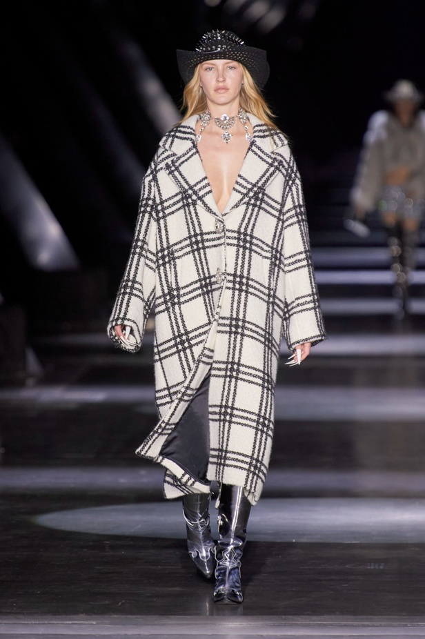 Philipp Plein يعود إلى ميلان بمجموعة خريف وشتاء 2023-2024 بعنوان Chrome Cowboy