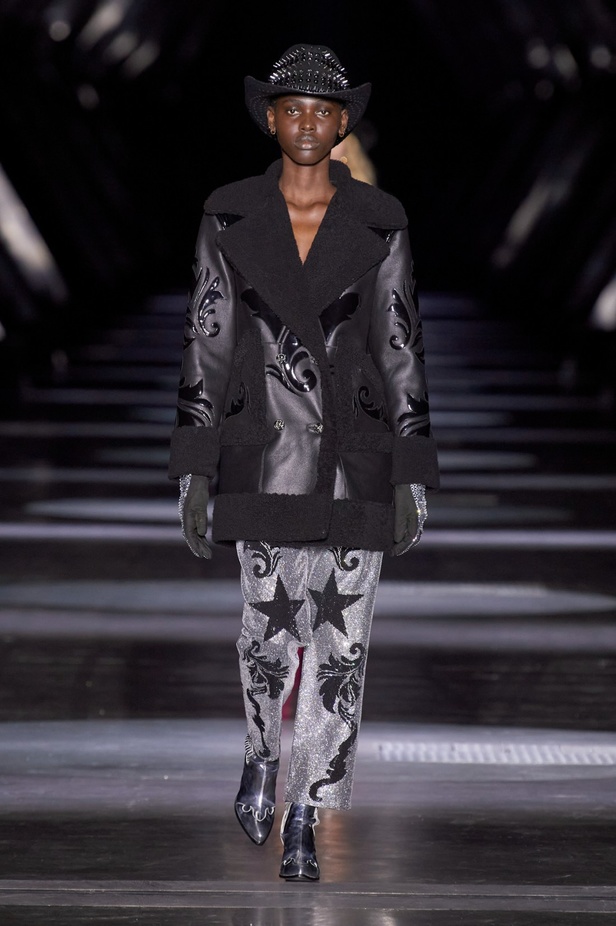 Philipp Plein يعود إلى ميلان بمجموعة خريف وشتاء 2023-2024 بعنوان Chrome Cowboy