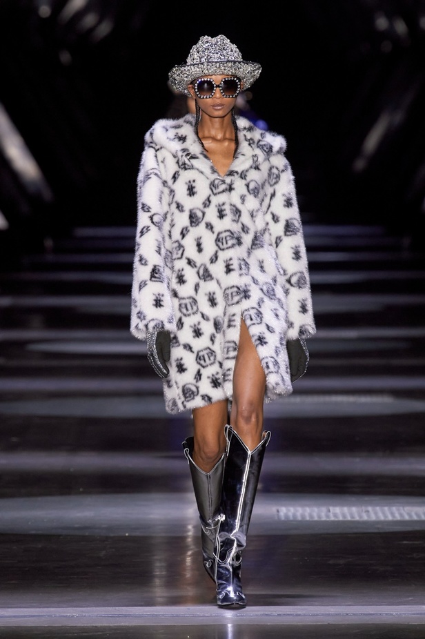 Philipp Plein يعود إلى ميلان بمجموعة خريف وشتاء 2023-2024 بعنوان Chrome Cowboy