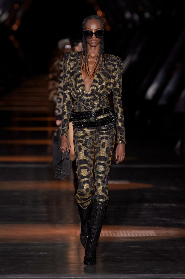Philipp Plein يعود إلى ميلان بمجموعة خريف وشتاء 2023-2024 بعنوان Chrome Cowboy