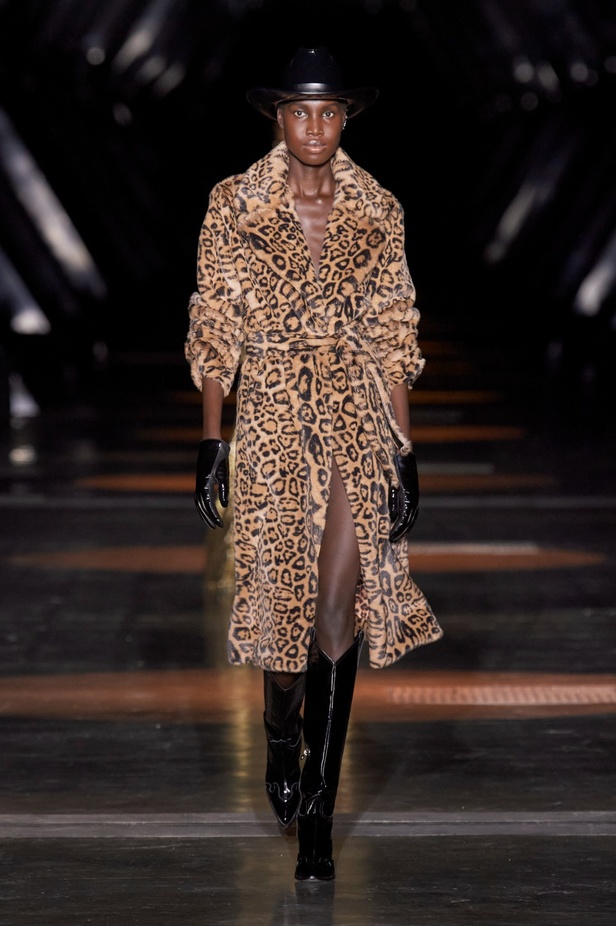 Philipp Plein يعود إلى ميلان بمجموعة خريف وشتاء 2023-2024 بعنوان Chrome Cowboy