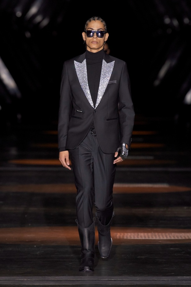 Philipp Plein يعود إلى ميلان بمجموعة خريف وشتاء 2023-2024 بعنوان Chrome Cowboy
