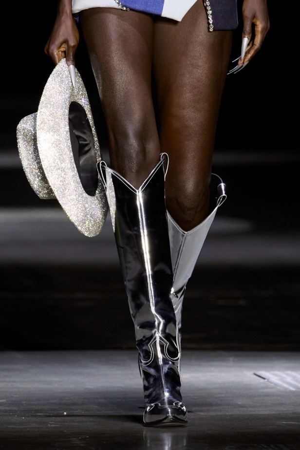 Philipp Plein يعود إلى ميلان بمجموعة خريف وشتاء 2023-2024 بعنوان Chrome Cowboy