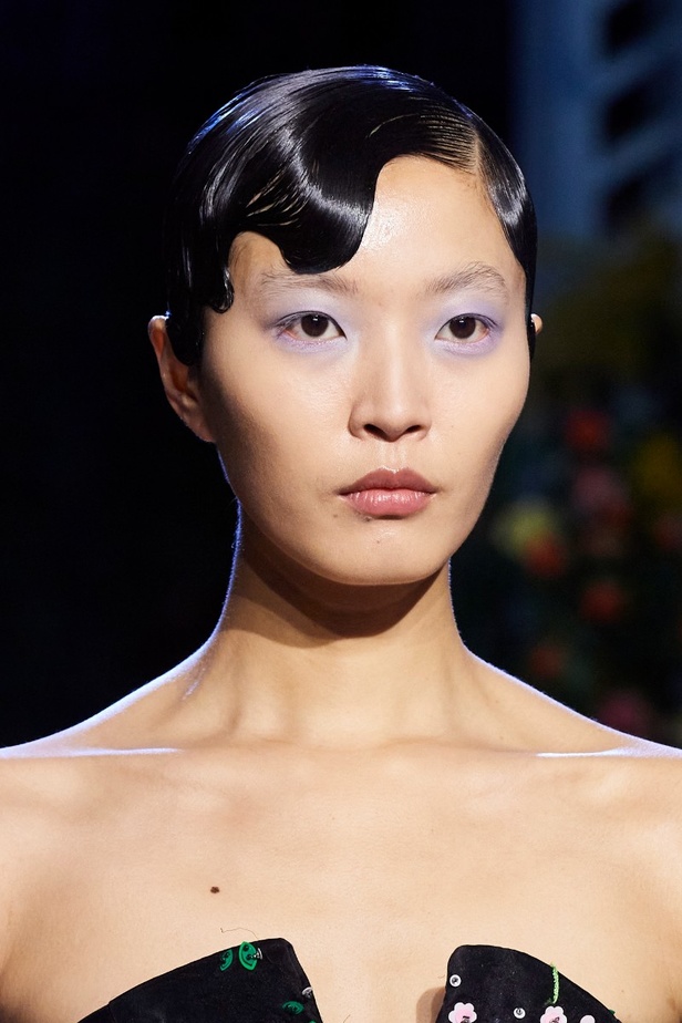 اطلالات جمالية من مجموعة  Richard Quinn لموسم خريف 2023