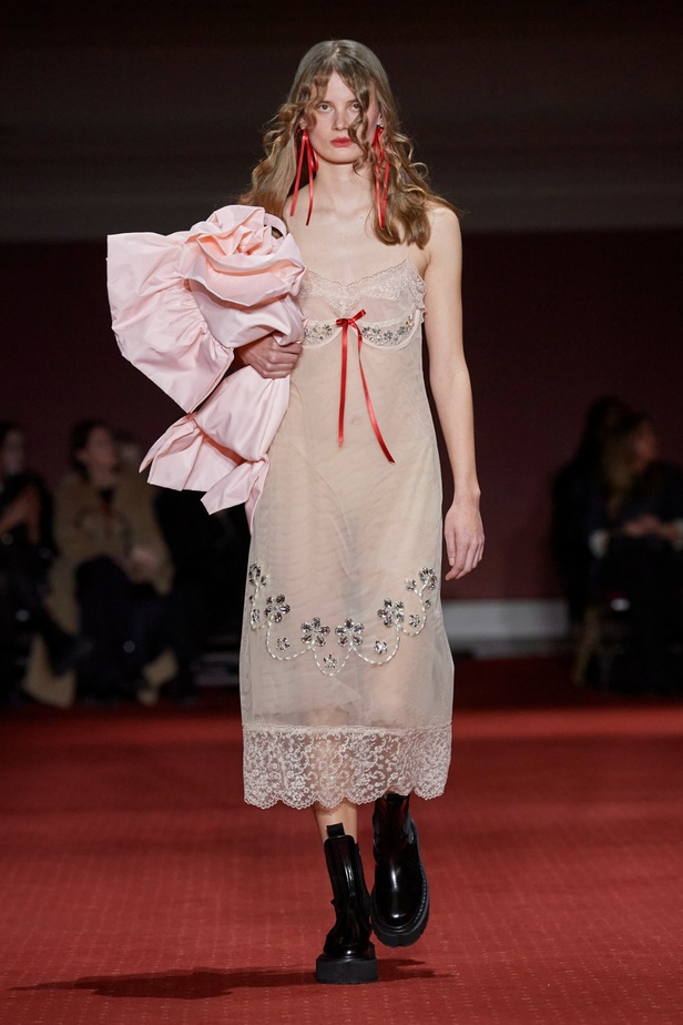 مجموعة سيمون روشا لخريف وشتاء 2024