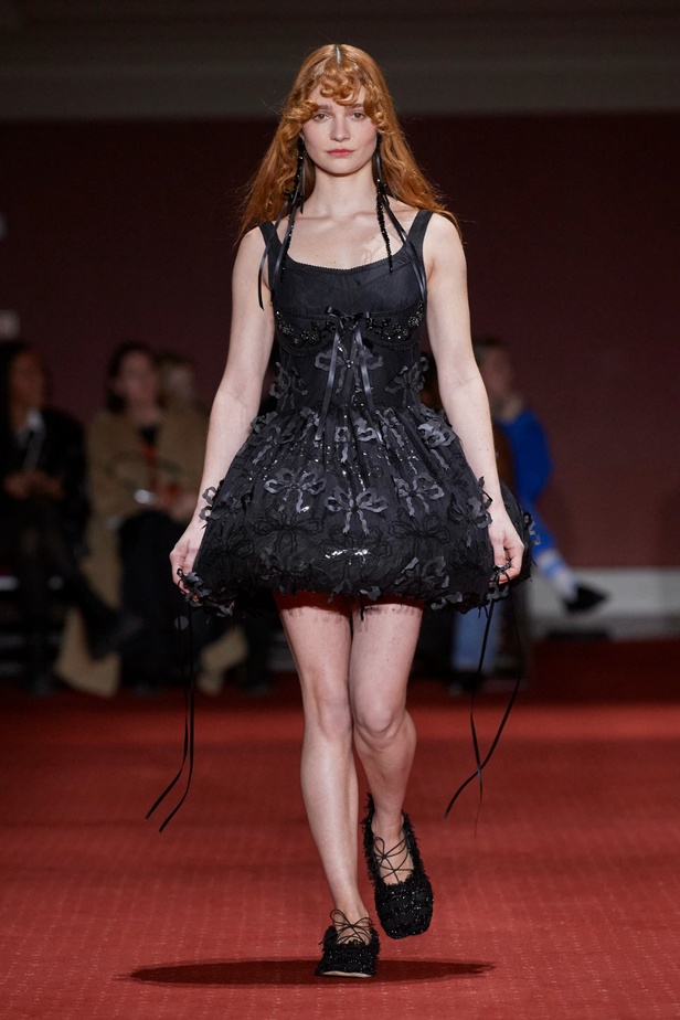 مجموعة سيمون روشا لخريف وشتاء 2024