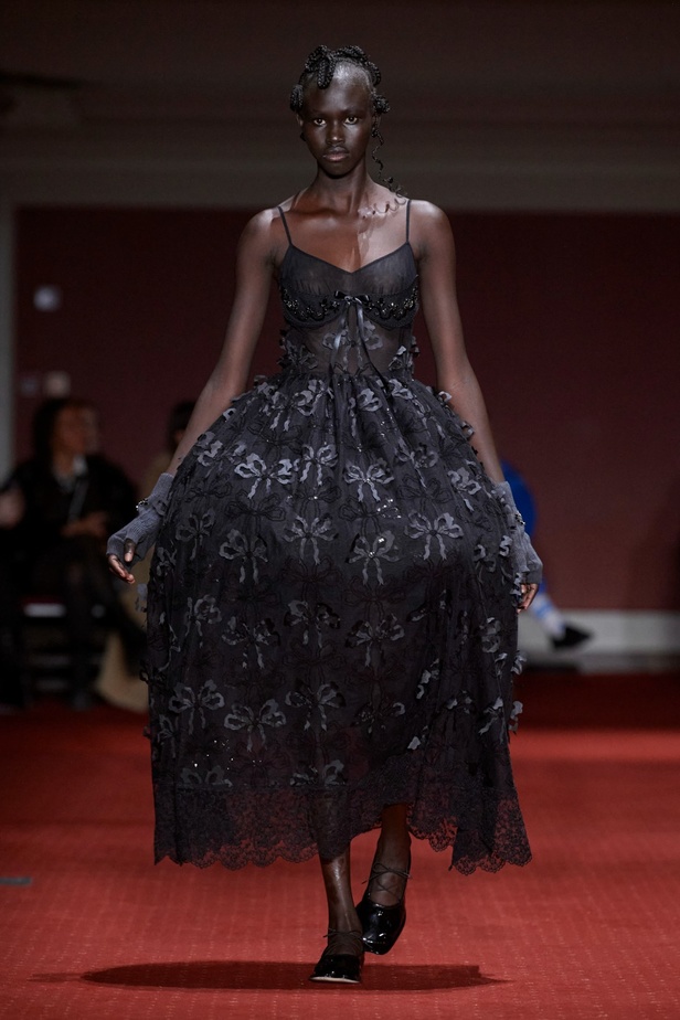 مجموعة سيمون روشا لخريف وشتاء 2024