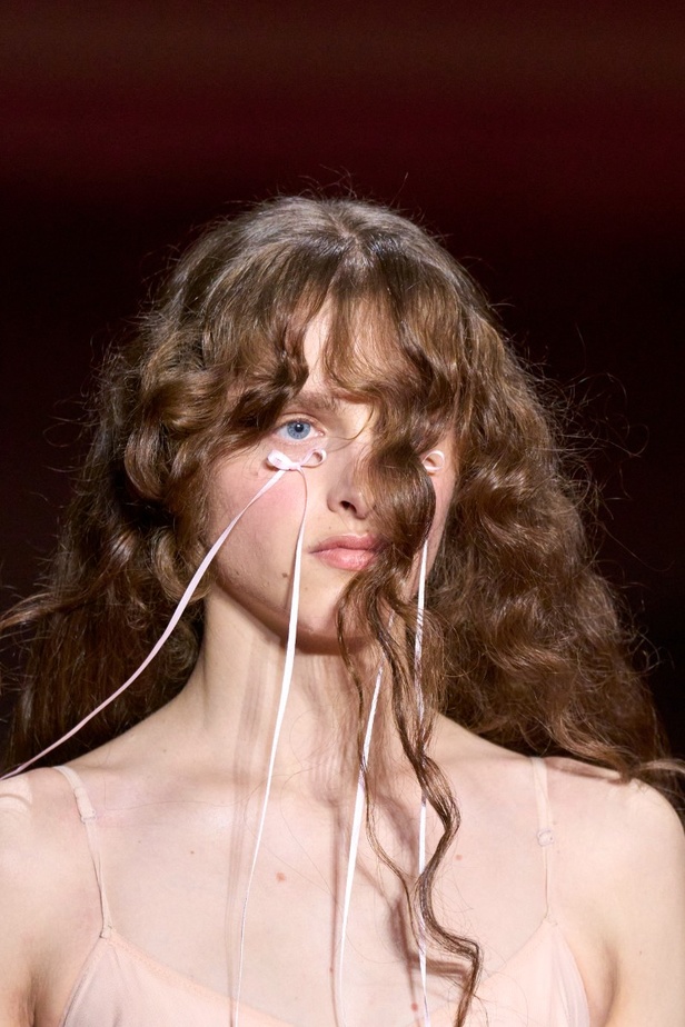 اطلالات جمالية من مجموعة سيمون روشا لخريف وشتاء 2024