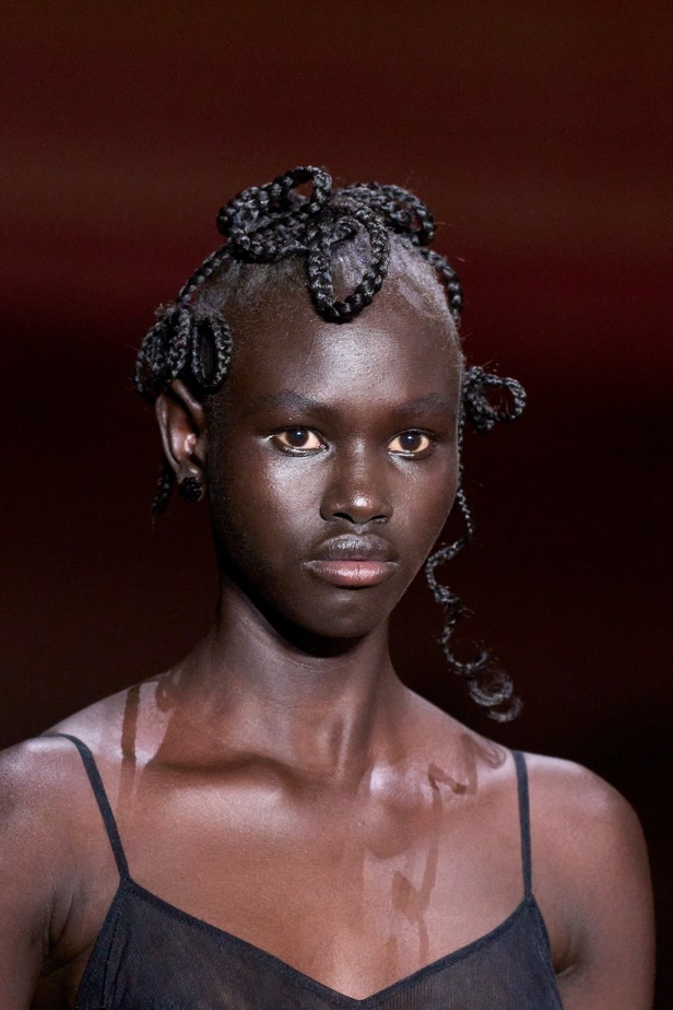 اطلالات جمالية من مجموعة سيمون روشا لخريف وشتاء 2024