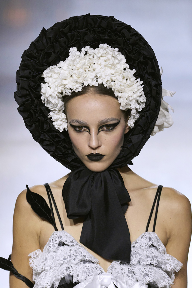 اكسسوارات من مجموعة Rodarte لخريف وشتاء 2023-2024