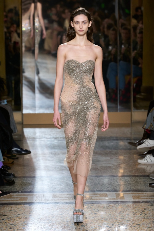 مجموعة Ermanno Scervino لخريف وشتاء 2024 تصاميم جمعت الأنوثة مع الخياطة الفاخرة والأقمشة الفاتنة