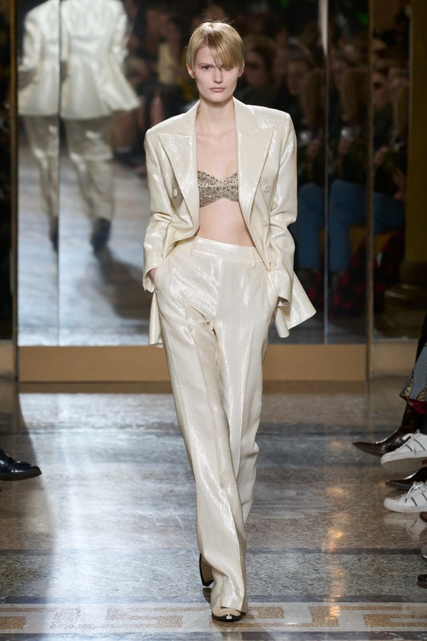 مجموعة Ermanno Scervino لخريف وشتاء 2024 تصاميم جمعت الأنوثة مع الخياطة الفاخرة والأقمشة الفاتنة