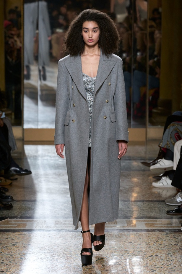 مجموعة Ermanno Scervino لخريف وشتاء 2024 تصاميم جمعت الأنوثة مع الخياطة الفاخرة والأقمشة الفاتنة