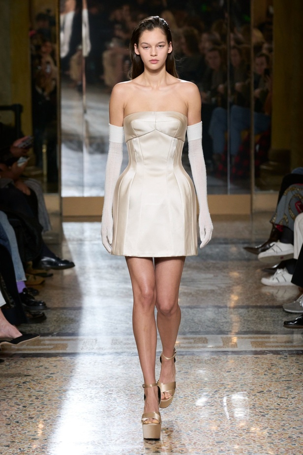 مجموعة Ermanno Scervino لخريف وشتاء 2024 تصاميم جمعت الأنوثة مع الخياطة الفاخرة والأقمشة الفاتنة