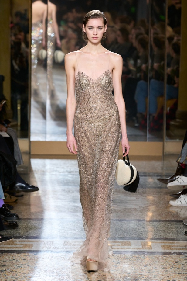 مجموعة Ermanno Scervino لخريف وشتاء 2024 تصاميم جمعت الأنوثة مع الخياطة الفاخرة والأقمشة الفاتنة