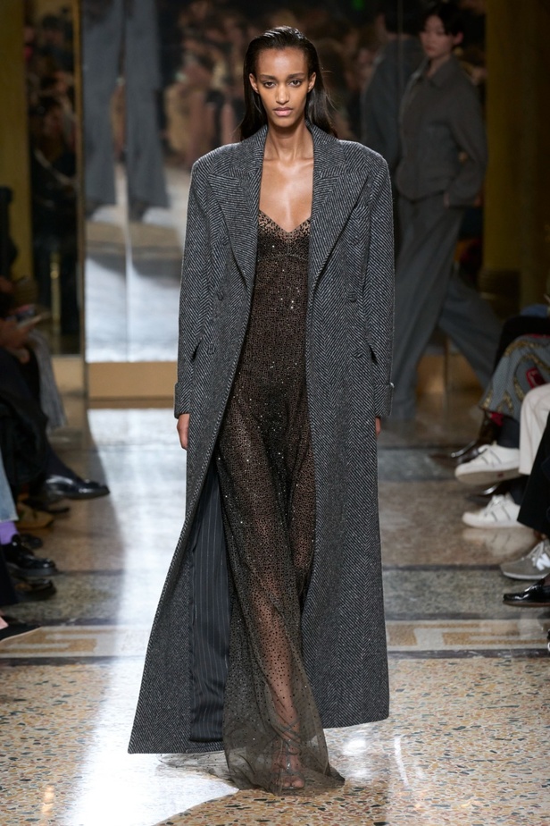 مجموعة Ermanno Scervino لخريف وشتاء 2024 تصاميم جمعت الأنوثة مع الخياطة الفاخرة والأقمشة الفاتنة