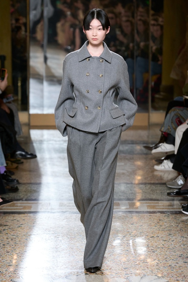 مجموعة Ermanno Scervino لخريف وشتاء 2024 تصاميم جمعت الأنوثة مع الخياطة الفاخرة والأقمشة الفاتنة