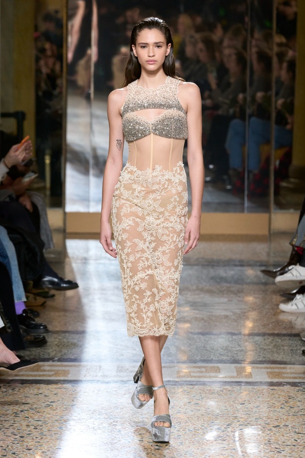 مجموعة Ermanno Scervino لخريف وشتاء 2024 تصاميم جمعت الأنوثة مع الخياطة الفاخرة والأقمشة الفاتنة