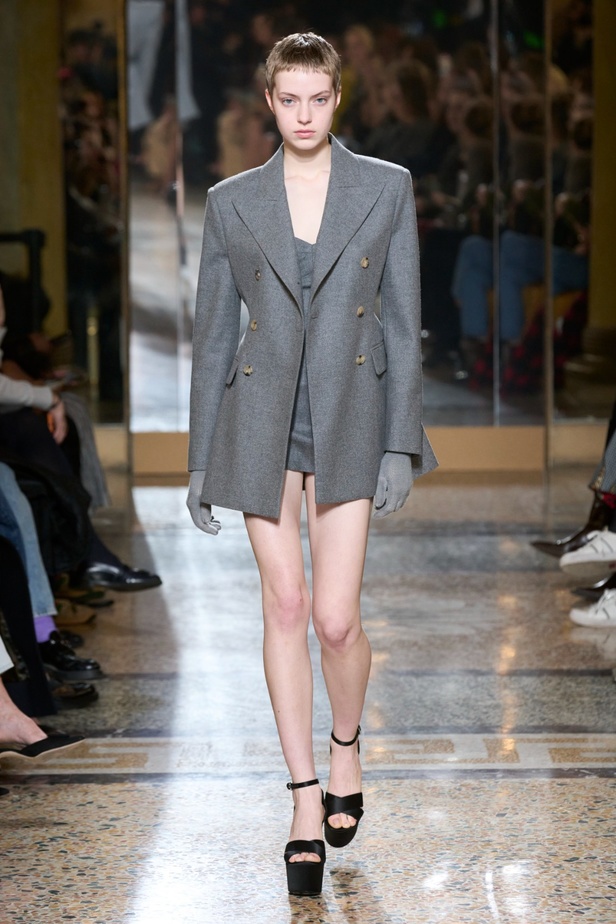 مجموعة Ermanno Scervino لخريف وشتاء 2024 تصاميم جمعت الأنوثة مع الخياطة الفاخرة والأقمشة الفاتنة