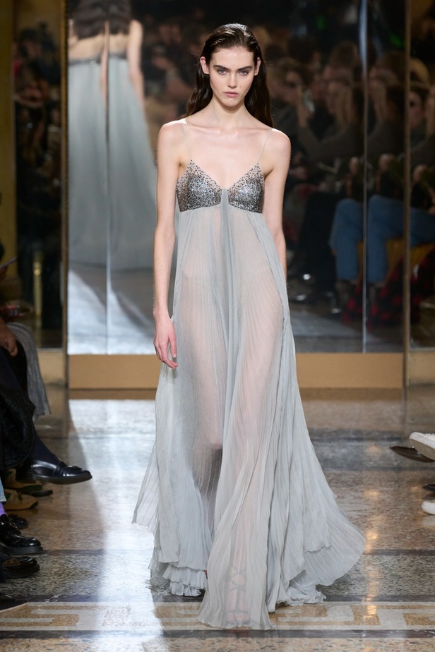 مجموعة Ermanno Scervino لخريف وشتاء 2024 تصاميم جمعت الأنوثة مع الخياطة الفاخرة والأقمشة الفاتنة