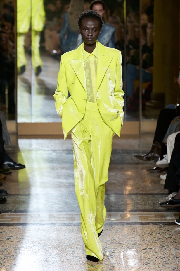 مجموعة Ermanno Scervino لخريف وشتاء 2024 تصاميم جمعت الأنوثة مع الخياطة الفاخرة والأقمشة الفاتنة