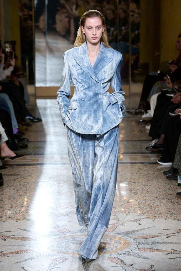 مجموعة Ermanno Scervino لخريف وشتاء 2024 تصاميم جمعت الأنوثة مع الخياطة الفاخرة والأقمشة الفاتنة