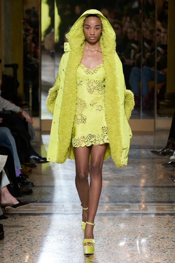 مجموعة Ermanno Scervino لخريف وشتاء 2024 تصاميم جمعت الأنوثة مع الخياطة الفاخرة والأقمشة الفاتنة