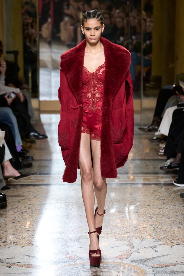 مجموعة Ermanno Scervino لخريف وشتاء 2024 تصاميم جمعت الأنوثة مع الخياطة الفاخرة والأقمشة الفاتنة